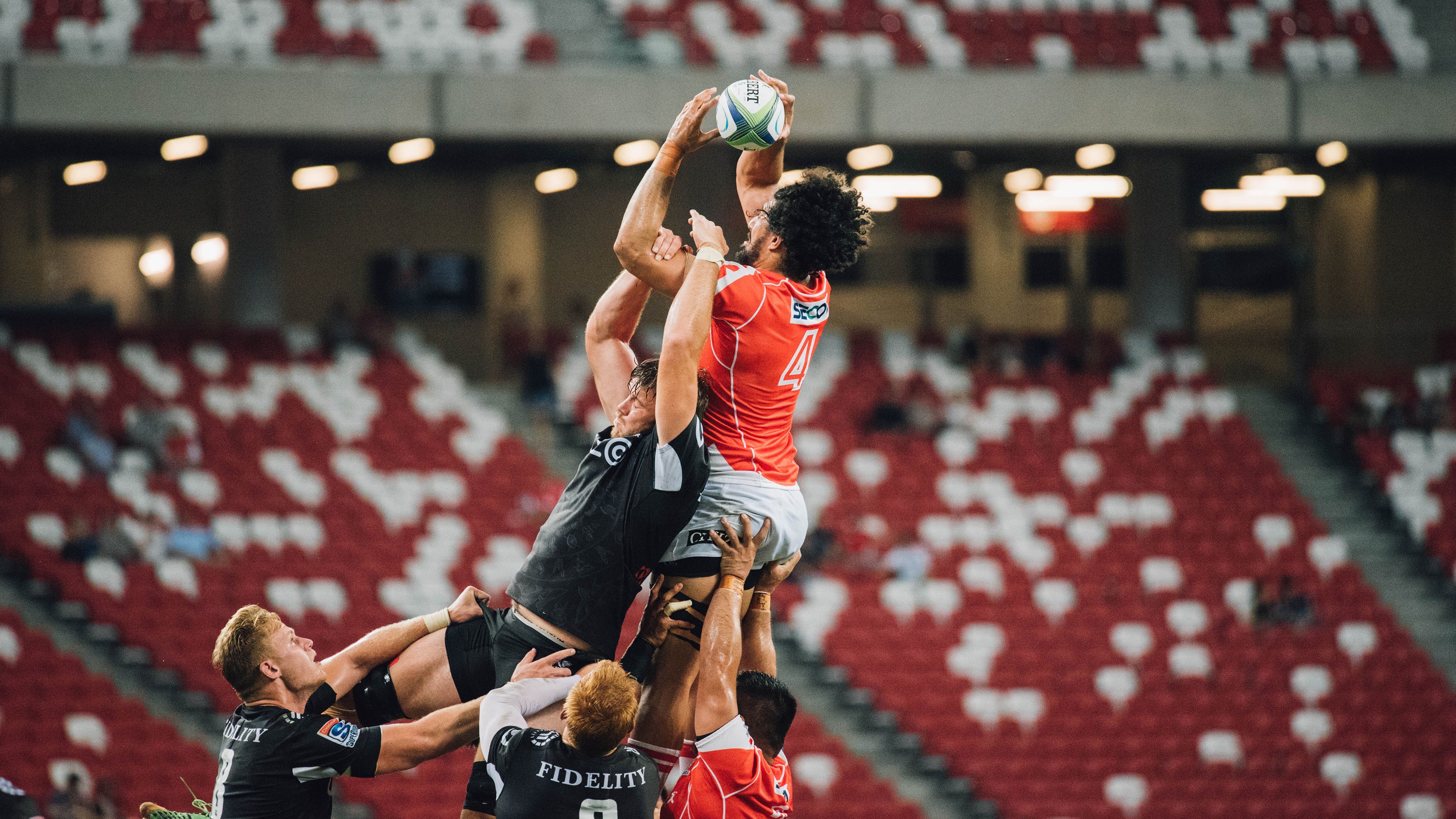 赛道与绿茵场的双重奏，当F1争冠战火遇见巴萨的波斯湾征服