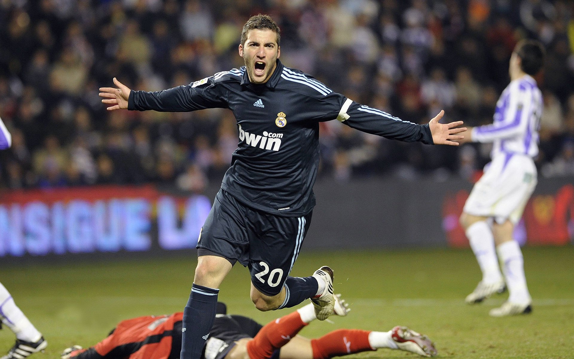 德甲争冠战之夜，福克斯关键节点连续得分，改写联赛格局