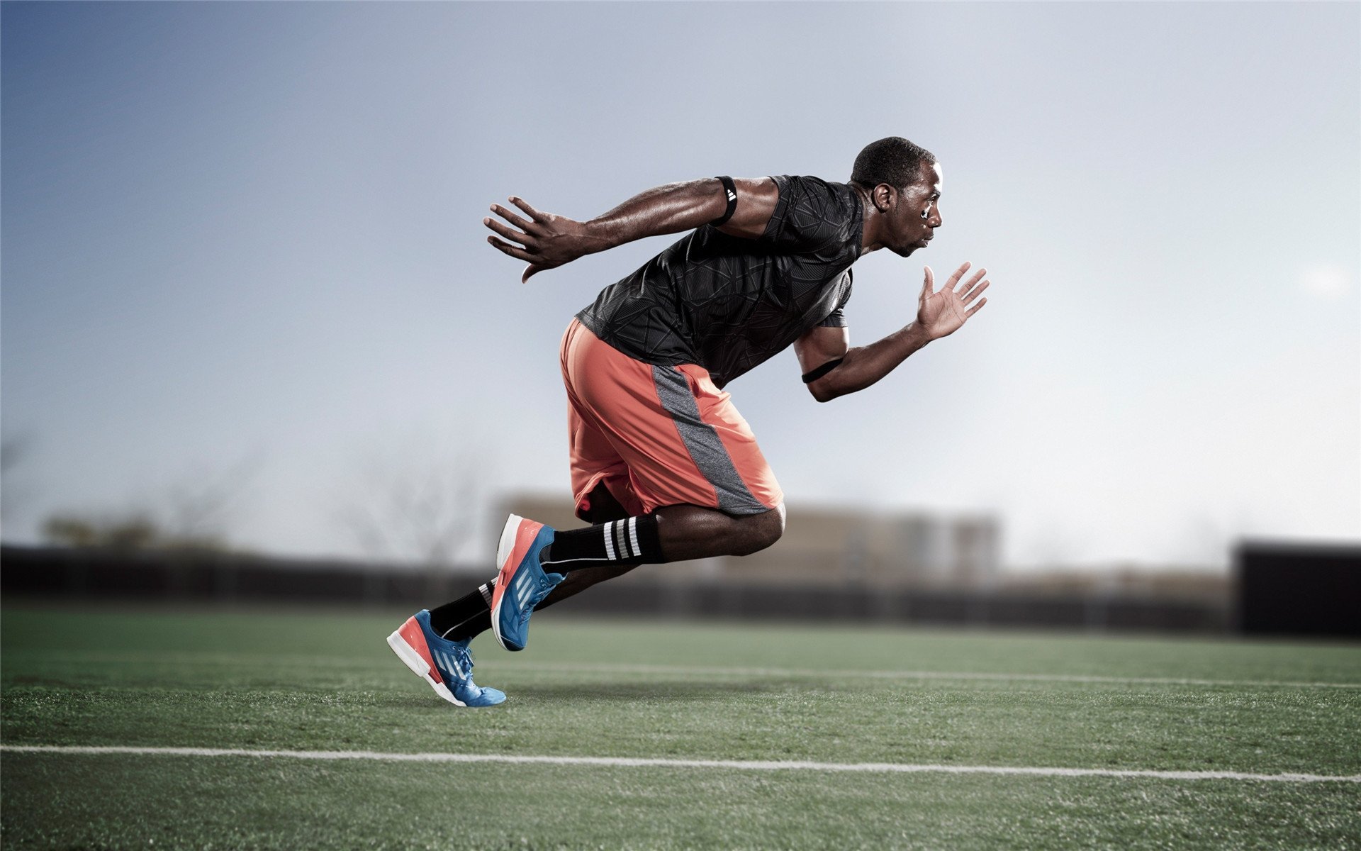 赛道上的意志对决，塞恩斯关键超越，索伯鏖战力克迈凯伦