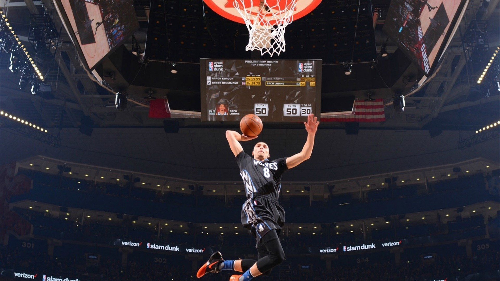 这是一个非常有趣的题目,因为它要求将NBA篮球和F1赛车两个完全不同的竞技场景,通过一个共同的概念—接管比赛与唯一性—无缝融合